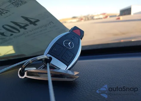 2015 Mercedes-Benz C 300 Sport 4Matic z USA, uszkodzony, nr VIN 55SWF4KBXFU037693